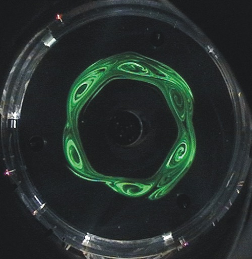 Saturnův šestiúhelník, který se podařilo vytvořit týmu z  Oxfordské univerzity v laboratorních podmínkách.