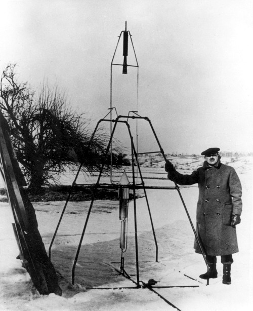 Profesor Robert Goddard se svou raketou 16. března 1926