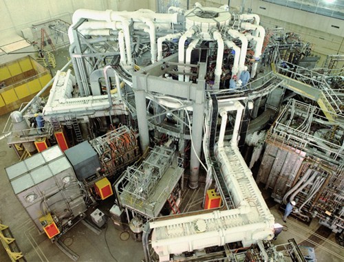 Tokamak TFTR (byl demontován v roce 2002)