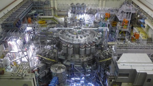 Nový, velký a plně supravodivý tokamak JT-60SA v japonském Naka u Tokia