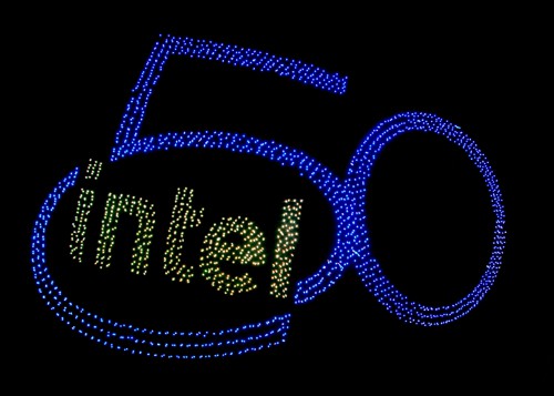 Roj bezpilotnívh letounů vytváří logo společnosti INTEL